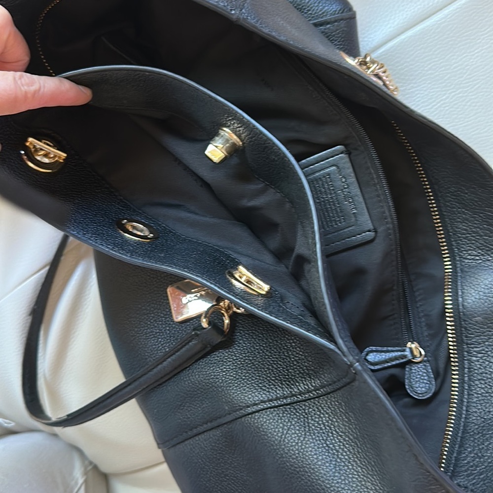 COACH real leather ladies handbag 👜 - Picture 4 of 8